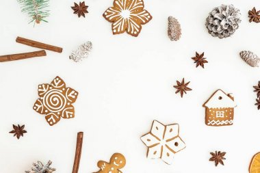  Noel gingerbread çerezleri, çam dalları ve anason beyaz arka plan üzerinde. Düz yatıyordu. Üstten Görünüm. Yeni yıl kavramı
