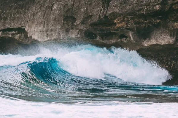 海洋中的蓝色波浪 清澈的水晶波 — 图库照片