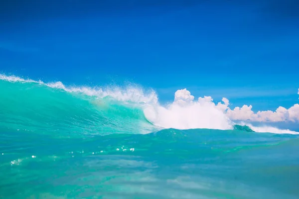 海洋中的蓝色波浪 清澈的水晶波 — 图库照片