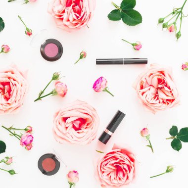 Pembe Gül çiçek ve kozmetik desen: ruj, gölgeler, maskara beyaz arka plan üzerinde. Düz yatıyordu, en iyi görünümü