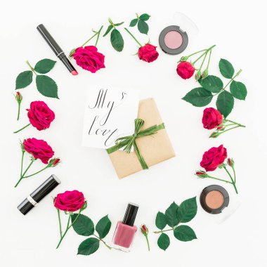 Çiçek ve kozmetik ürünleri beyaz zemin üzerine yapılan turda hediye kutusu