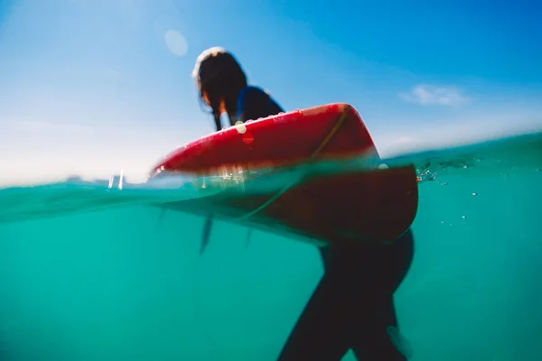 Girl Board Flat Warm Quiet Sea — Stock Photo, Image