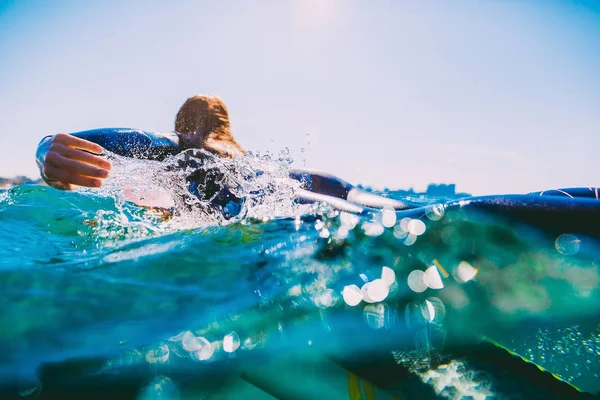 フラット暖かい静かな海の上でボード上の女の子 — ストック写真
