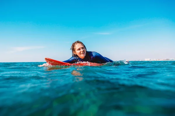 フラット暖かい静かな海の上でボード上の女の子 — ストック写真