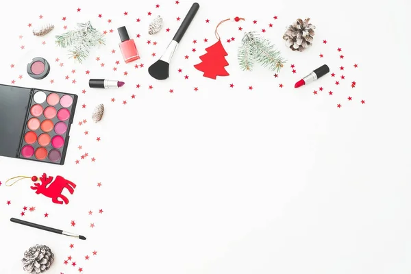 Confetes Cosméticos Acessórios Decorações Natal Sobre Fundo Branco Deitado Plano — Fotografia de Stock