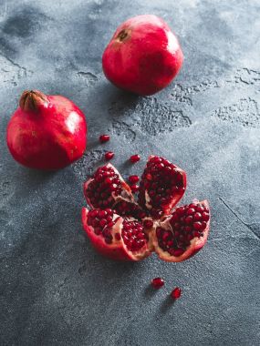 Nar koyu arka plan üzerinde. Düz yatıyordu, en iyi görünüm. Gıda kavramı