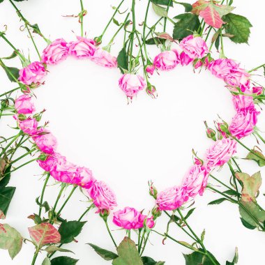 Kalp pembe Gül beyaz arka plan üzerinde yapılmış. Düz yatıyordu, en iyi görünüm. Valentine'nın arka plan. Çiçek desen yaptı.