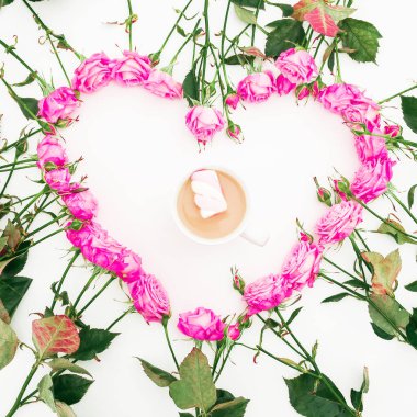 Kalp pembe Gül beyaz arka plan üzerinde yapılmış. Düz yatıyordu, en iyi görünüm. Valentine'nın arka plan. Çiçek desen yaptı.