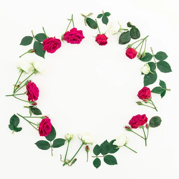 Blumenkranz Rahmen Aus Rosen Isoliert Auf Weißem Hintergrund Flache Lage — Stockfoto