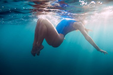 Güzel ve genç birbayan sualtı.