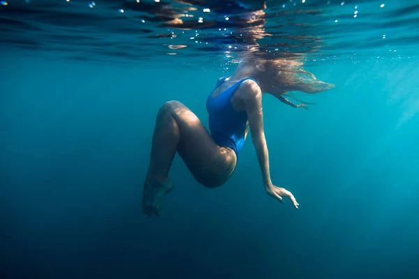 Piękna Młoda Kobieta Jest Pod Wodą — Zdjęcie stockowe