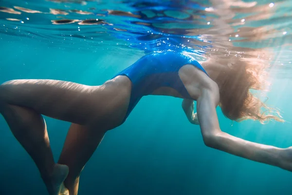 Schöne Junge Frau Ist Unter Wasser — Stockfoto
