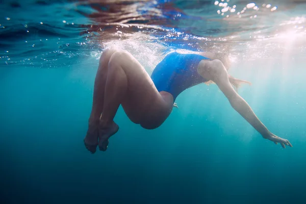 Mulher Bonita Está Debaixo Água — Fotografia de Stock