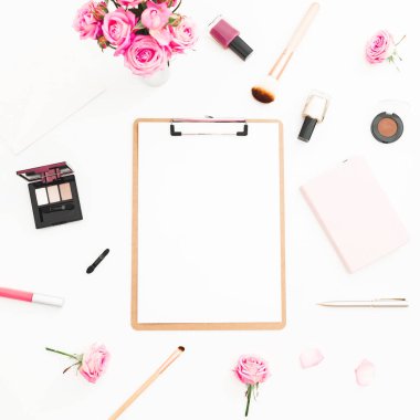 Kadın pembe Gül, kozmetik, günlüğü ve beyaz arka planda pano ile çalışma alanı. Üstten Görünüm. Düz yatıyordu. Sevgililer günü.