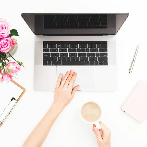 Meja Kantor Ruang Kerja Perempuan Dengan Tangan Perempuan Laptop Mawar — Stok Foto