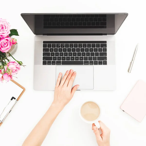 Escritório Casa Espaço Trabalho Mulher Com Mãos Femininas Laptop Buquê — Fotografia de Stock