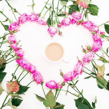 Kalp pembe Gül beyaz arka plan üzerinde yapılmış. Düz yatıyordu, en iyi görünüm. Valentine'nın arka plan. Çiçek desen yaptı.