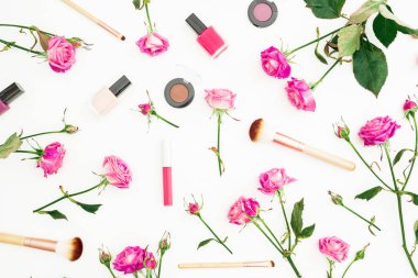 Pembe güller ve beyaz arka plan üzerinde kozmetik kadınsı kompozisyonu. Çiçekli güzellik kavramı. Düz yatıyordu, en iyi görünümü.