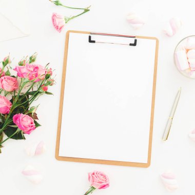 Marshmallow, pembe gül buketi ve Pano beyaz arka plan üzerinde güzellik kompozisyonu. Üstten Görünüm. Düz yatıyordu. Güzellik blog, kopya alanı