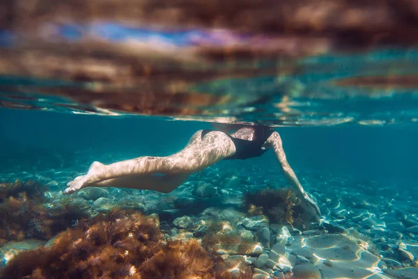 Güzel ve genç birbayan sualtı.