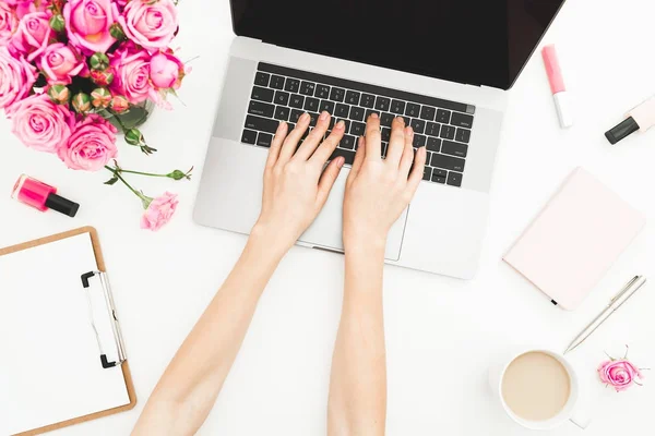 Meja Kantor Ruang Kerja Perempuan Dengan Tangan Perempuan Laptop Mawar — Stok Foto