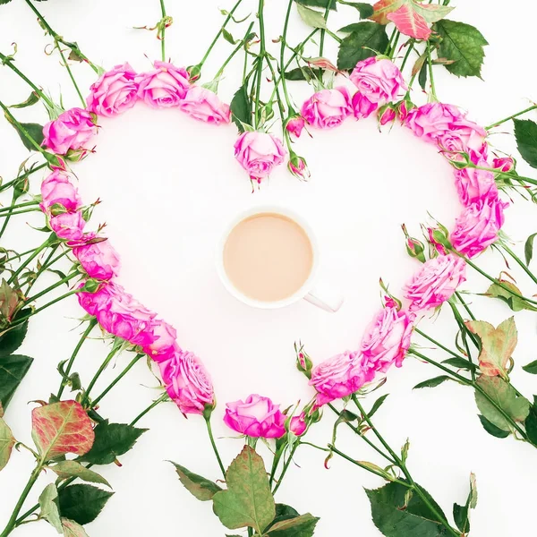 Corazón Rosas Rosadas Sobre Fondo Blanco Asiento Plano Vista Superior — Foto de Stock