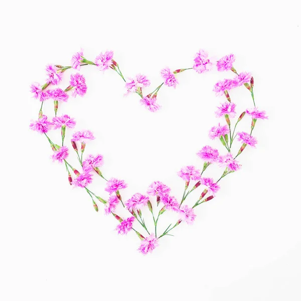 Serce Różowe Kwiaty Białym Tle Valentine Day Widok Płaski Świeckich — Zdjęcie stockowe