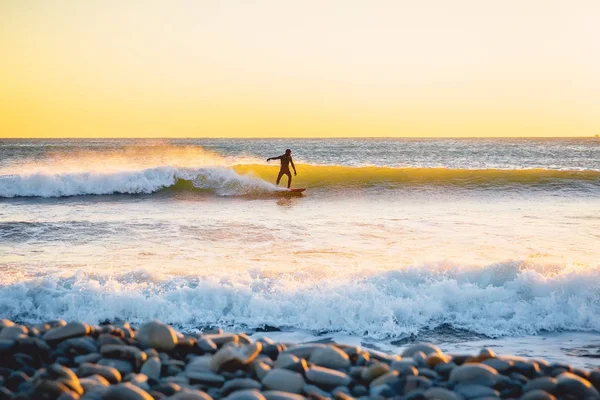 Surfer Jazdy Idealne Ocean Fala Zachodzie Słońca Zima Surfing Strój — Zdjęcie stockowe