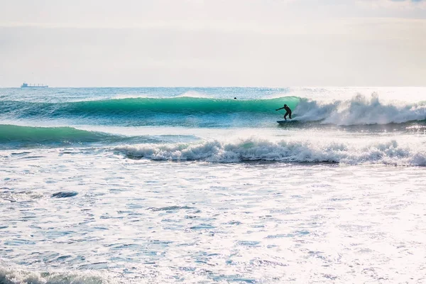 Серфер Їде Ідеальній Океанічній Хвилі Заході Сонця Зимовий Серфінг Купальнику — стокове фото