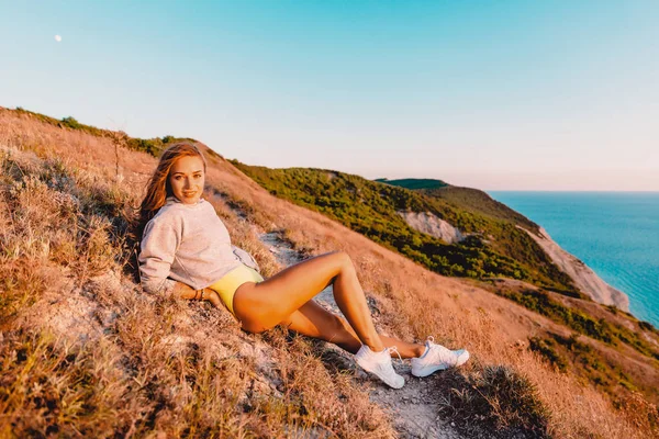 Mulher Feliz Natureza Pôr Sol Quente Férias Felizes Nas Montanhas — Fotografia de Stock