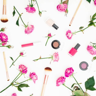 Pembe güller ve beyaz arka plan üzerinde kozmetik kadınsı kompozisyonu. Çiçekli güzellik kavramı. Düz yatıyordu, en iyi görünümü.