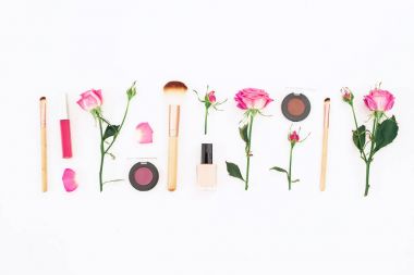 Pembe güller ve beyaz arka plan üzerinde kozmetik kadınsı kompozisyonu. Çiçekli güzellik kavramı. Düz yatıyordu, en iyi görünümü.