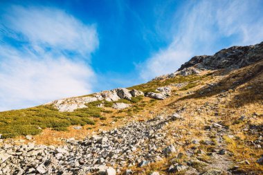 Mavi bulutlu gökyüzü karşı Rocky Dağları
