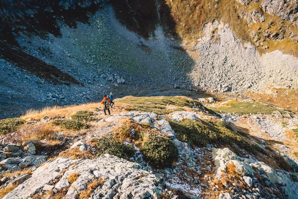 Vista Dos Excursionistas Escalando Ladera Montaña — Foto de Stock