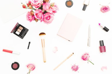 Pembe Gül, kozmetik, beyaz zemin üzerine günlüğü ile kadın çalışma alanı. Üstten Görünüm. Düz yatıyordu ev kadınsı büro. Güzellik ve moda blog
