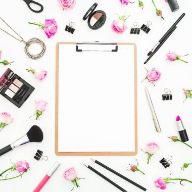 Beyaz arka plan üzerinde kozmetik Pano, aksesuarları ve pembe Güllü kadın çalışma alanı. Üstten Görünüm. Düz yatıyordu. Güzellik blog arka plan