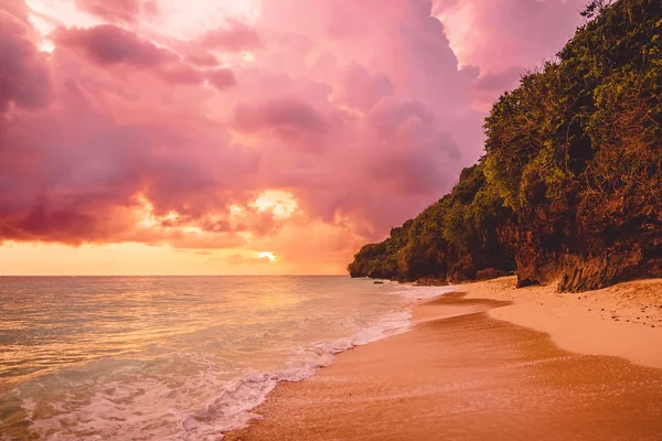 Tropischer Strand Mit Meer Und Hellem Sonnenuntergang Oder Sonnenaufgang — Stockfoto
