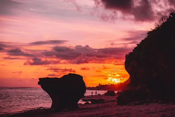Тропічний Пляж Силуетом Скель Океану Яскравим Заходом Сонця Або Заходу — стокове фото