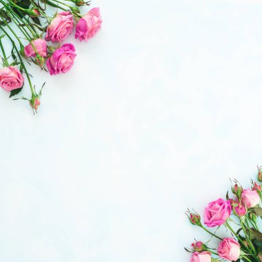 Açık mavi renkli üzerinde pembe Güllü çiçek desenli. Düz yatıyordu, en iyi görünümü. 