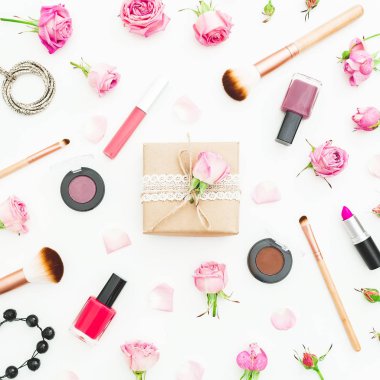 Kadın çalışma alanıyla hediye kutusu, pembe Gül, kozmetik ve aksesuar beyaz arka plan üzerinde. Üstten Görünüm. Düz yatıyordu. Sevgililer günü.