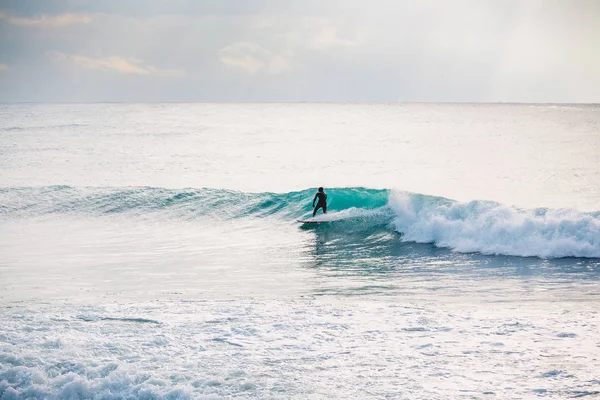 Surfista Montado Onda Perfeita Oceano Pôr Sol Surf Inverno Maiô — Fotografia de Stock
