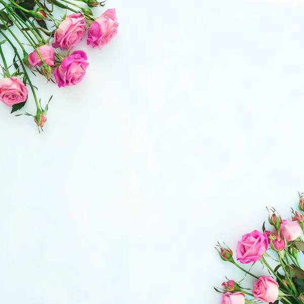 Blumenmuster Mit Rosa Rosen Auf Hellblauem Hintergrund Flache Lage Draufsicht — Stockfoto