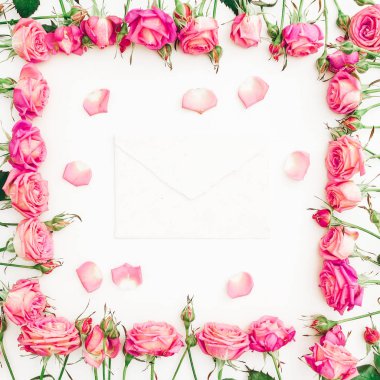 Pembe Gül, yaprakları ve beyaz arka plan üzerinde zarf çiçek çerçeve. Düz yatıyordu, en iyi görünümü.