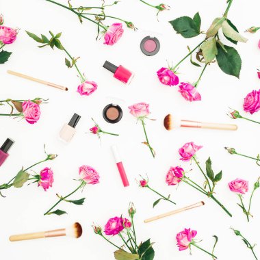 Pembe güller ve beyaz arka plan üzerinde kozmetik güzellik kompozisyonu. Düz yatıyordu, en iyi görünümü.