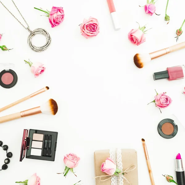 女性办公桌与礼品盒 粉红色玫瑰 化妆品 在白色背景日记 顶部视图 情人节框架组合 — 图库照片