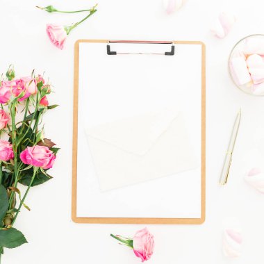 Marshmallow, pembe gül buketi ve Pano beyaz arka plan üzerinde güzellik kompozisyonu. Üstten Görünüm. Düz yatıyordu. Güzellik blog, kopya alanı