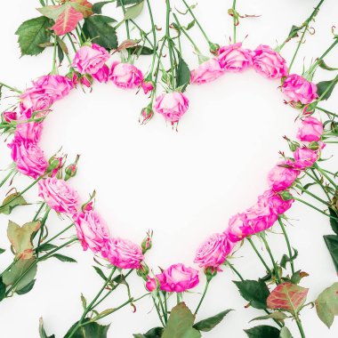 Sevgililer günü arka plan. Kalp pembe Gül beyaz arka plan üzerinde yapılmış. Düz yatıyordu, en iyi görünümü.