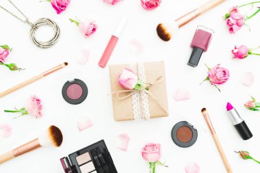 Kadın çalışma alanıyla hediye kutusu, pembe Gül, kozmetik ve aksesuar beyaz arka plan üzerinde. Üstten Görünüm. Düz yatıyordu. Sevgililer günü.