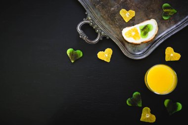 Şeker krem, meyve ve taze meyve suyu ile sandviç. Düz yatıyordu, en iyi görünümü