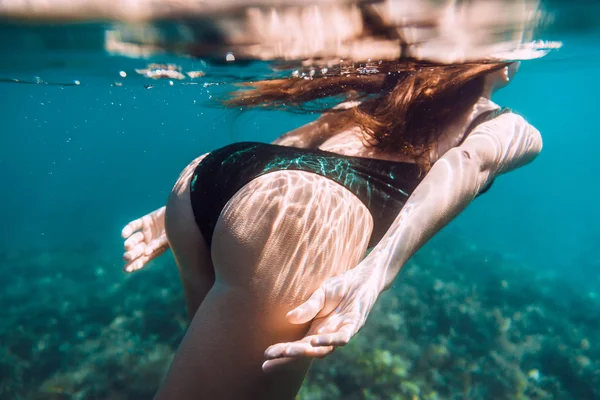 水中の美しい若い女性 — ストック写真
